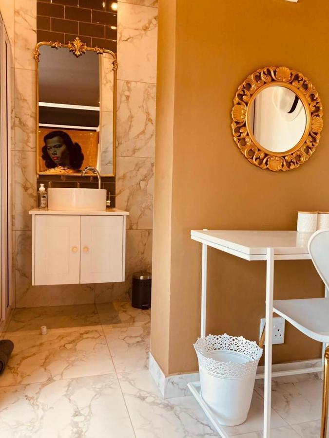 Cellar In Town Bed & Breakfast Robertson Bagian luar foto